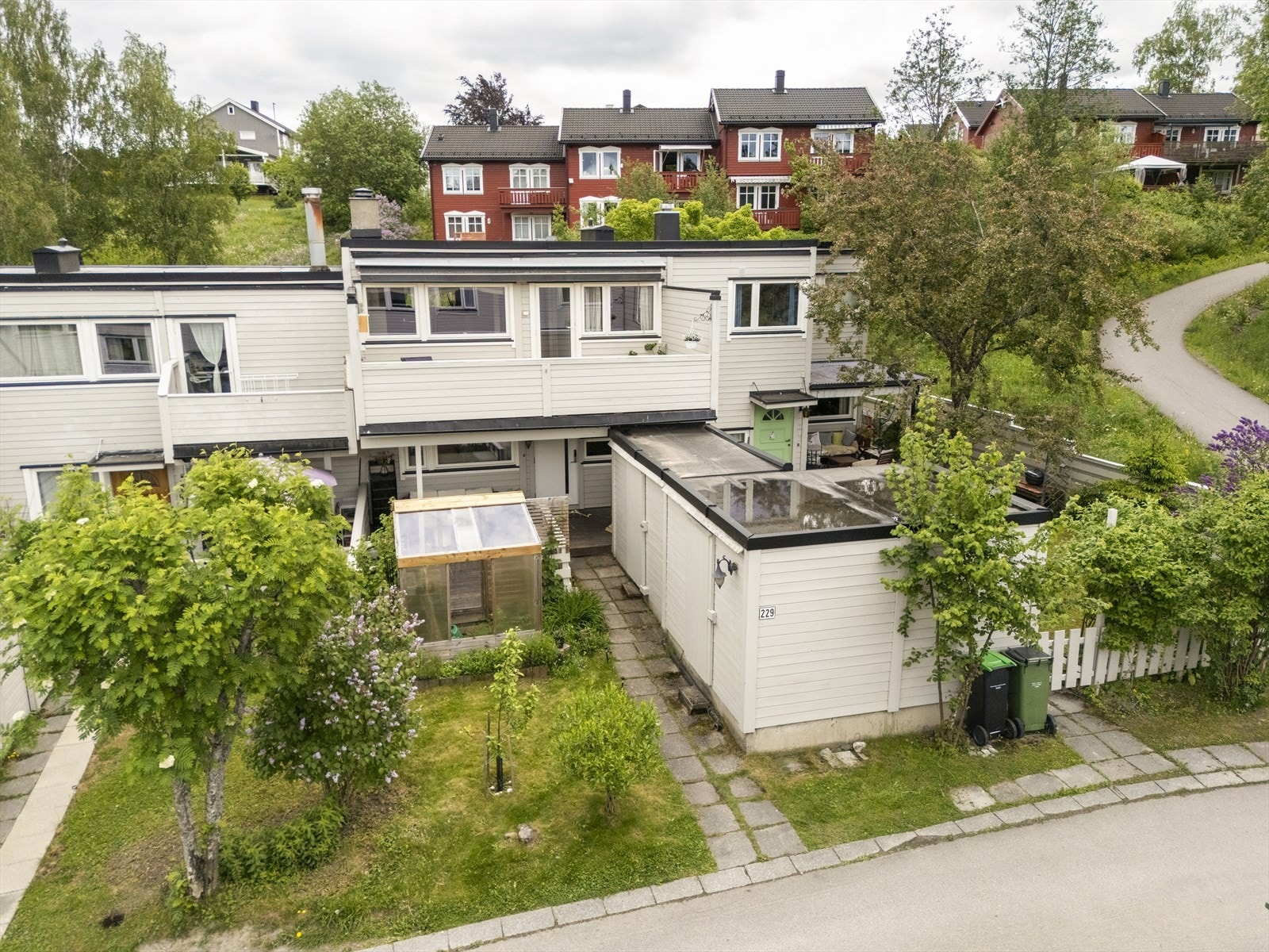 Boligen har fine uteområder. Galleribilde