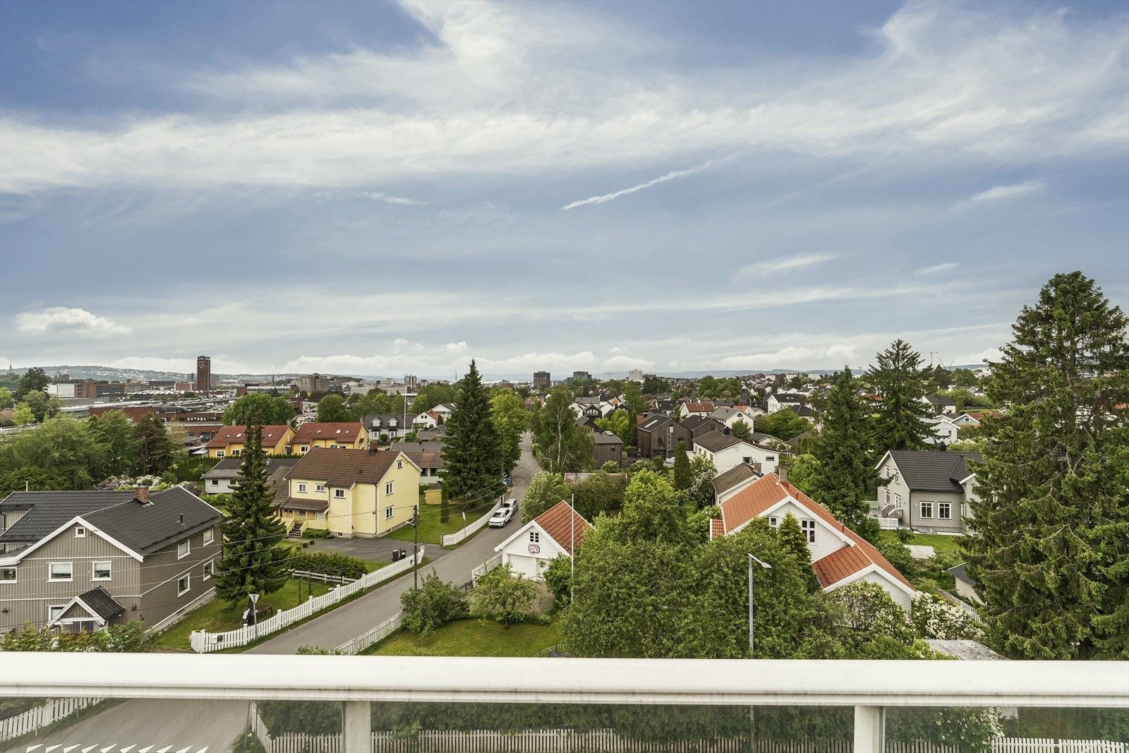 Strålende utsikt fra borettslagets felles takterrasse. Galleribilde