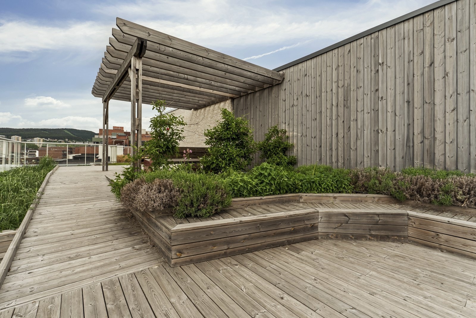 Felles takterrasse med meget bra solforhold. Her er det god plass til å invitere til selskap. Galleribilde
