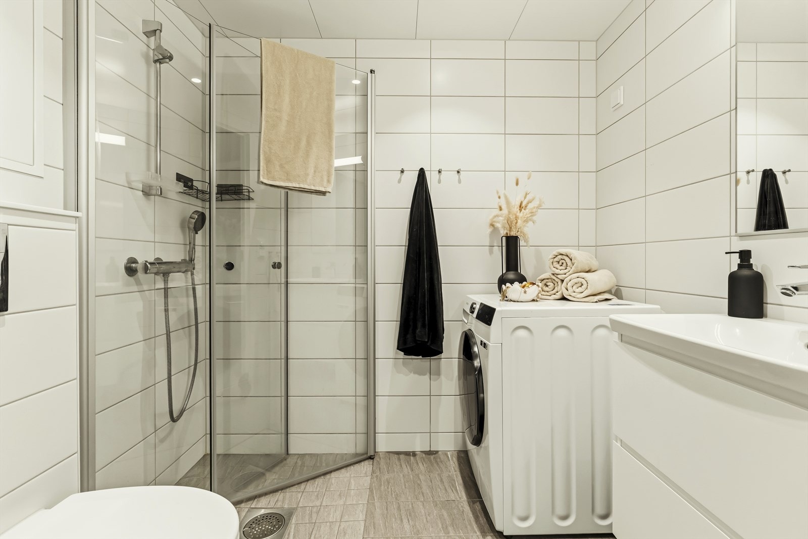 Tidløs bad med opplegg for vaskemaskin. Galleribilde