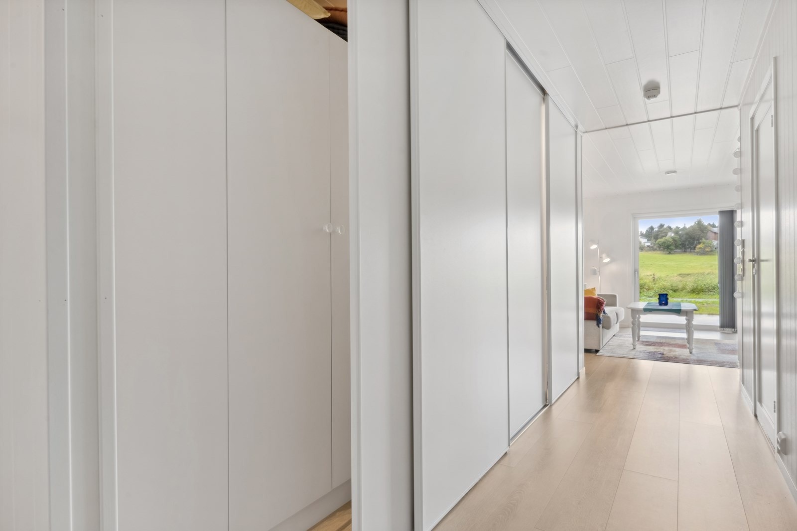 Gang med lang skyvedørsgarderobe Galleribilde