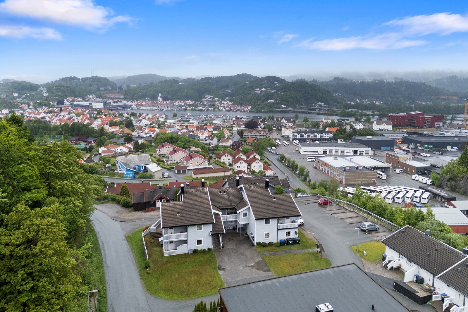 Kun få minutter til sentrum til bussholdeplass. Galleribilde