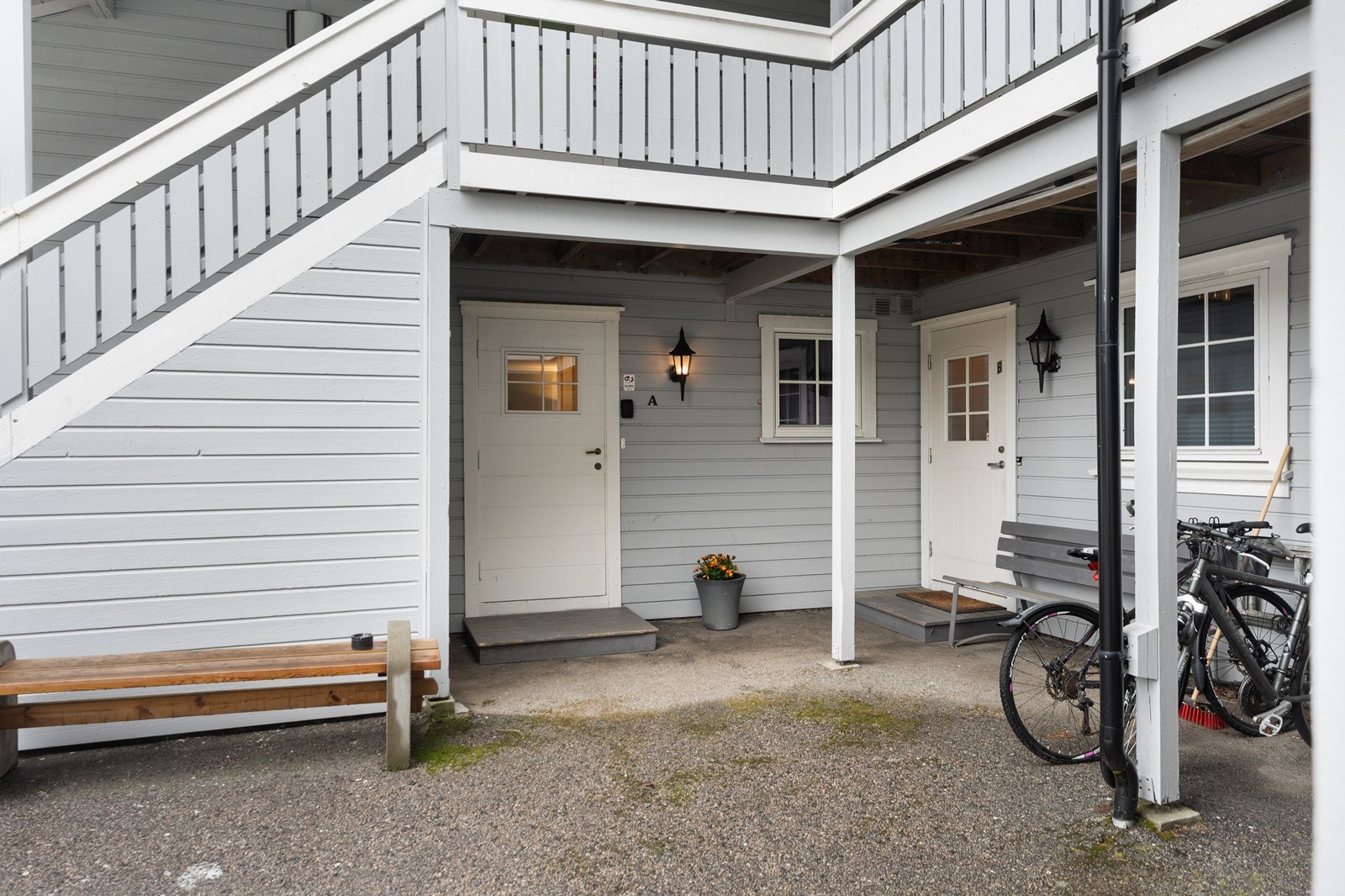 Adkomst til boligen via bakkeplan. Galleribilde
