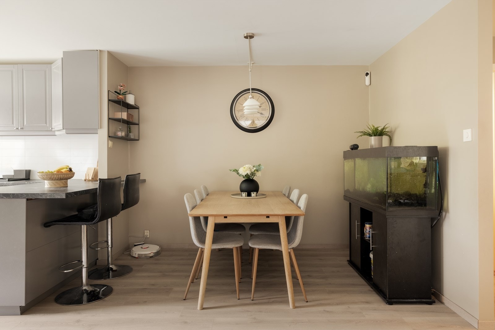 - Koselig spisestue på 10,35 m² med god plass til gjester - Galleribilde