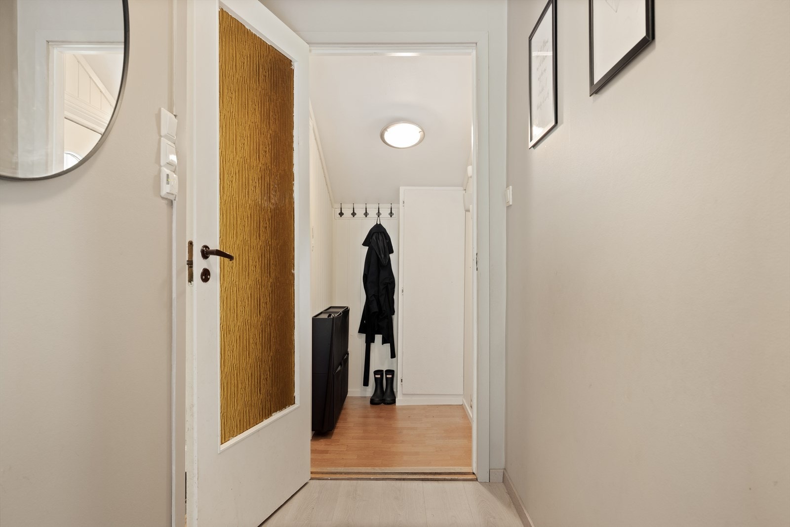 - Velkommen inn i entréen på 2,43 m² - Galleribilde