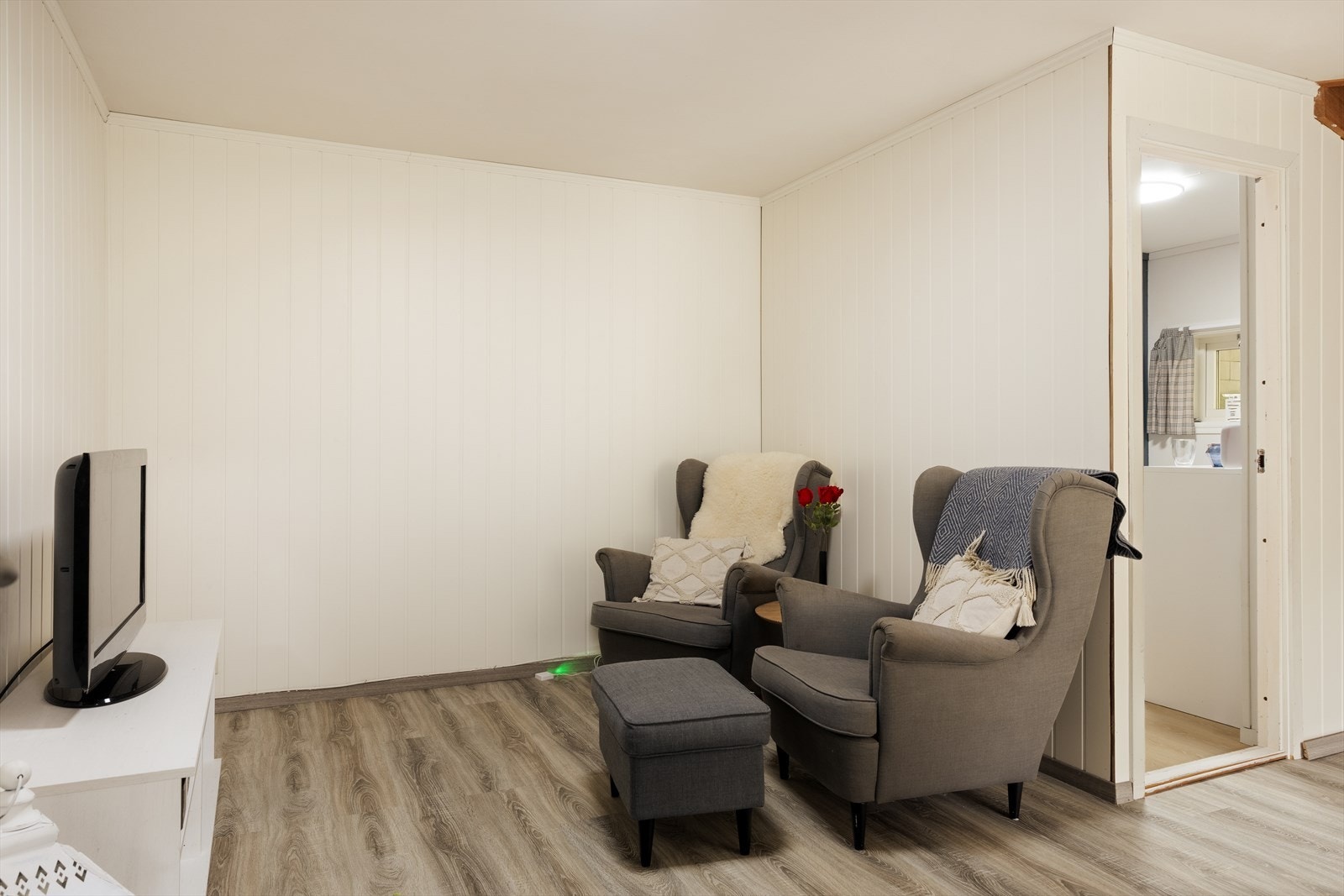 - Her kommer du ned til en kjellerstue på 12,13 m² - Galleribilde