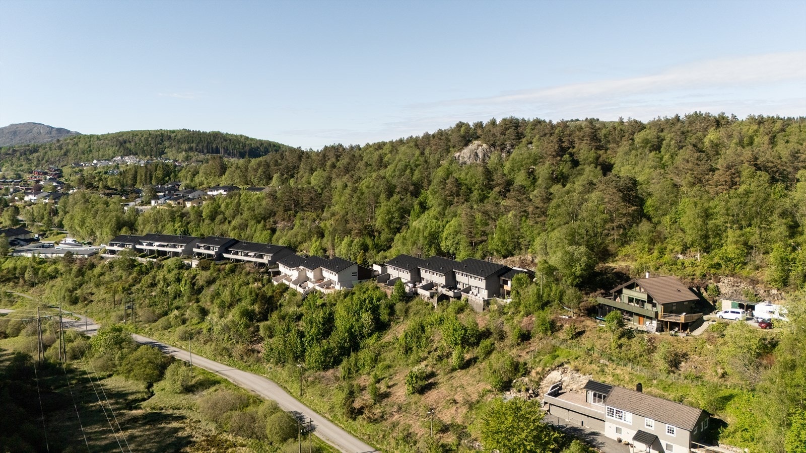 - Det er bare 8-10 minutters kjøretur til de store kjøpesentrene i Åsane, og 20 minutter til Bergen sentrum - Galleribilde