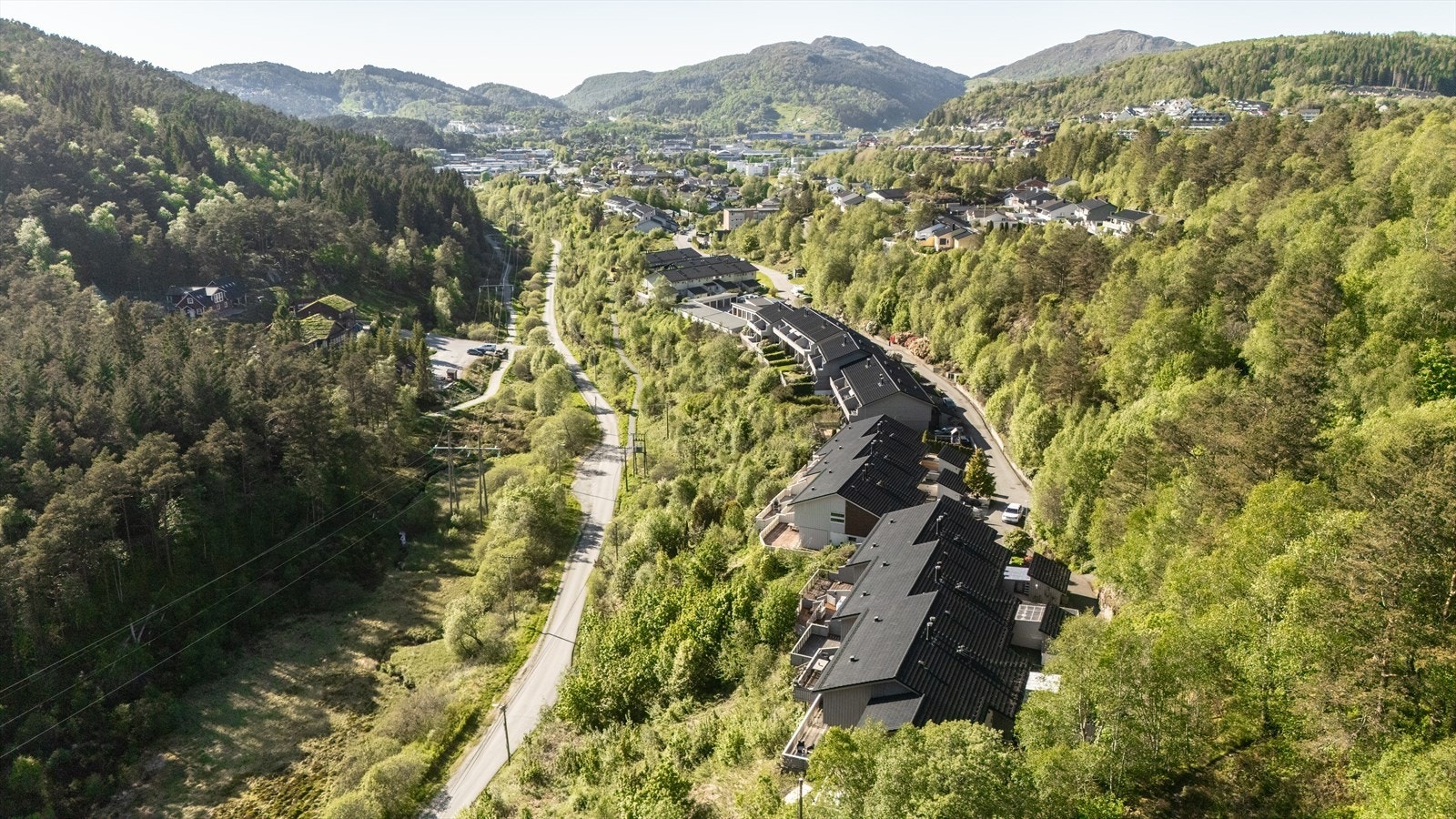- Et nabolag omringet av grønne skoger og høye fjell - Galleribilde