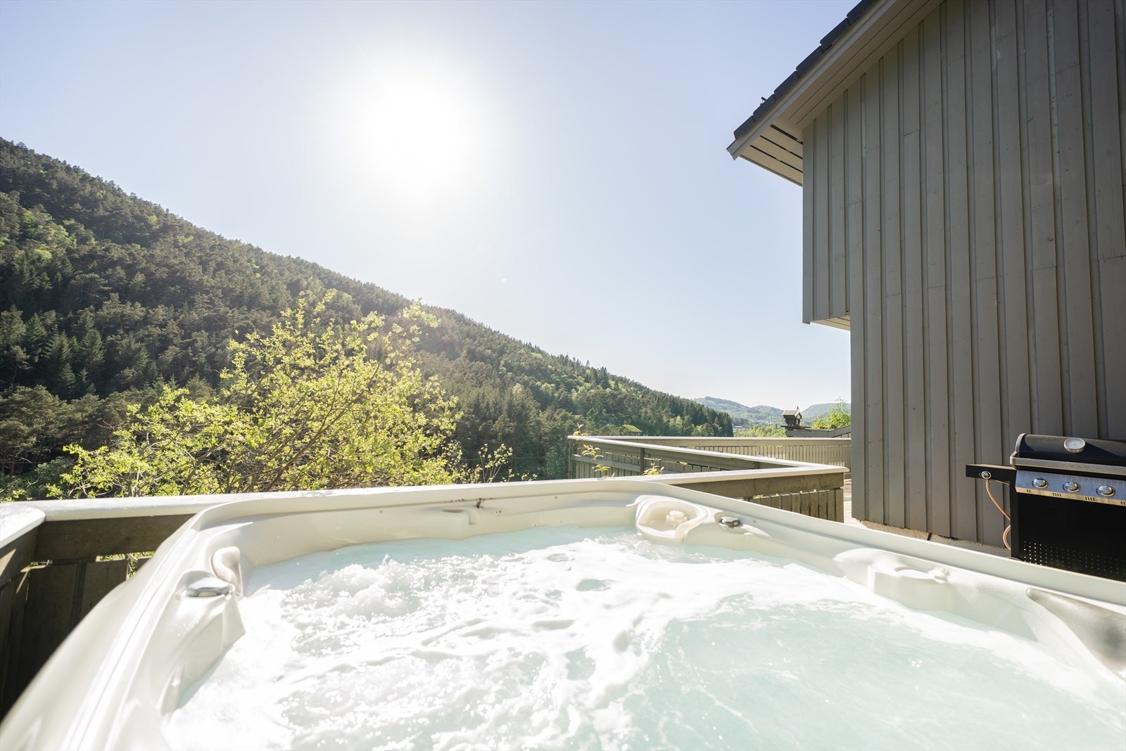 - Nyt solrike ettermiddager i en deilig jacuzzi, mens du hører fuglekvitter fra den majestetiske skogen - Galleribilde