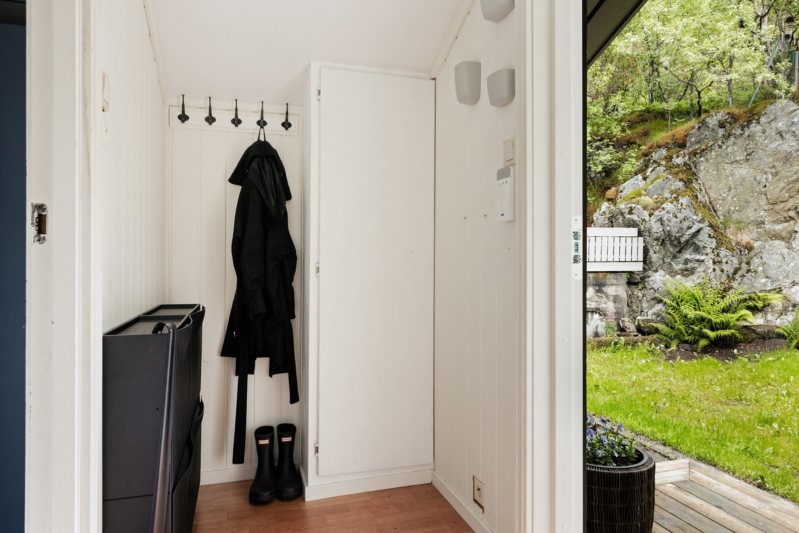 - Her er det plass til å henge fra seg yttertøyet - Galleribilde