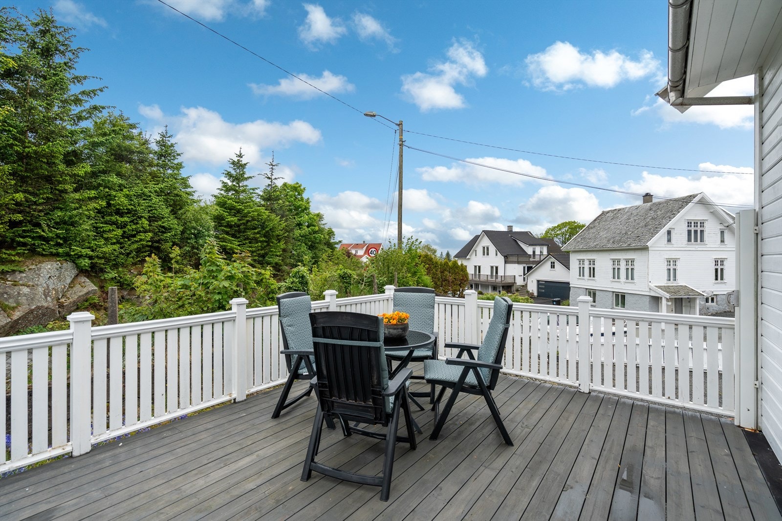 Fra stuen er det utgang til terrasse og uteområde. Galleribilde