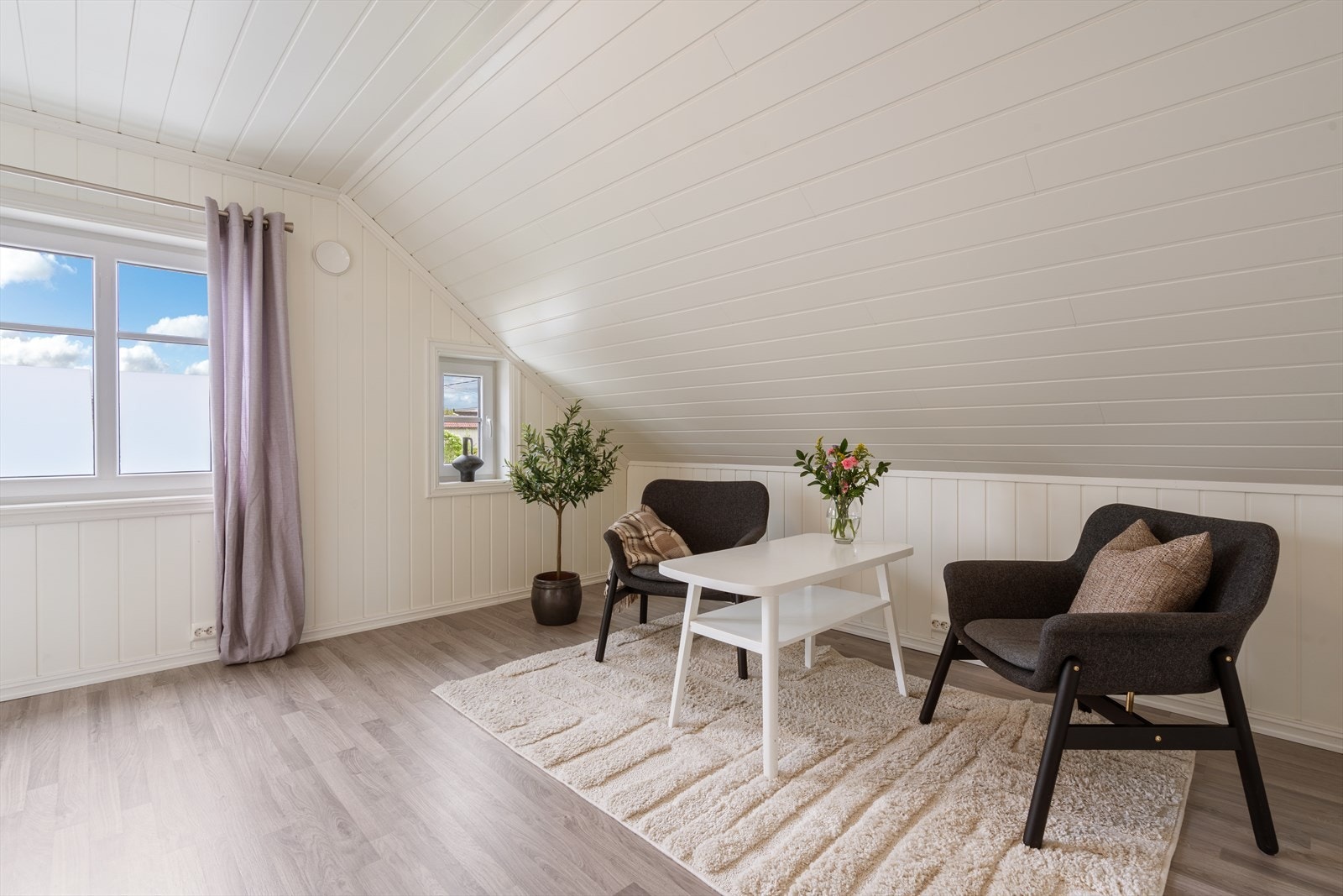 Perfekt som loftstue, TV-stue, kontor eller lekerom. Galleribilde
