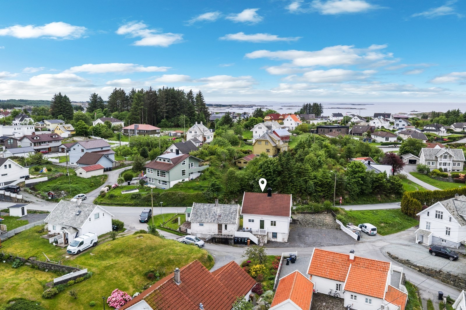Eiendommen har en sentral og familievennlig beliggenhet med kort avstand til barnehage, barneskole, idrettsanlegg og sentrum med daglige servicetilbud. Galleribilde