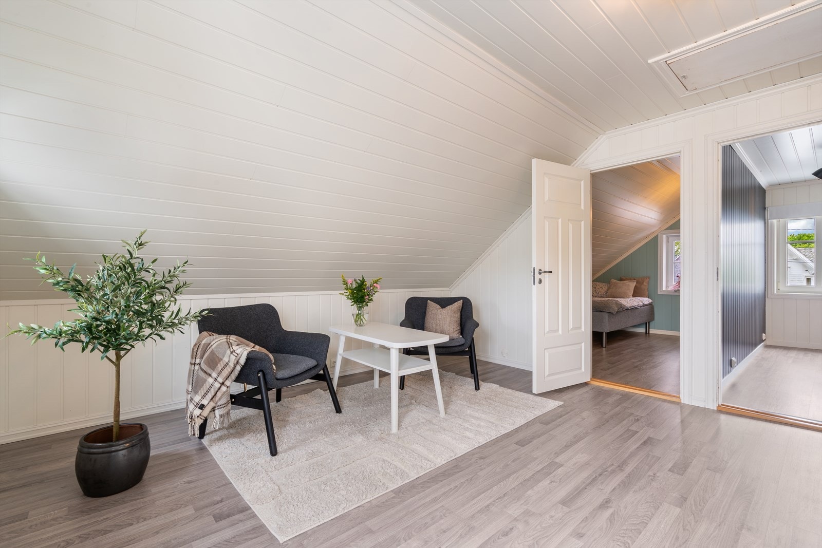 Romslig loftsgang med mange bruksmuligheter. Galleribilde