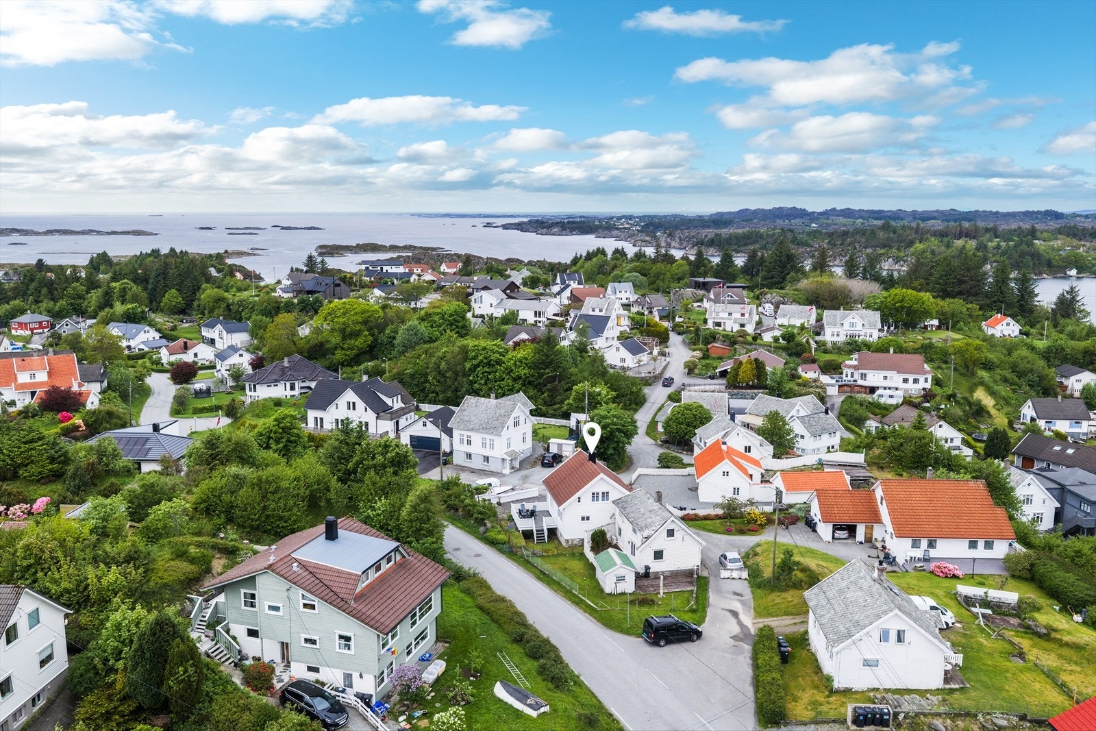 Det er også kort vei til sjøen og flotte turområder ved Lauvesand, som byr på gode muligheter for rekreasjon, friluftsliv og naturopplevelser året rundt. Galleribilde
