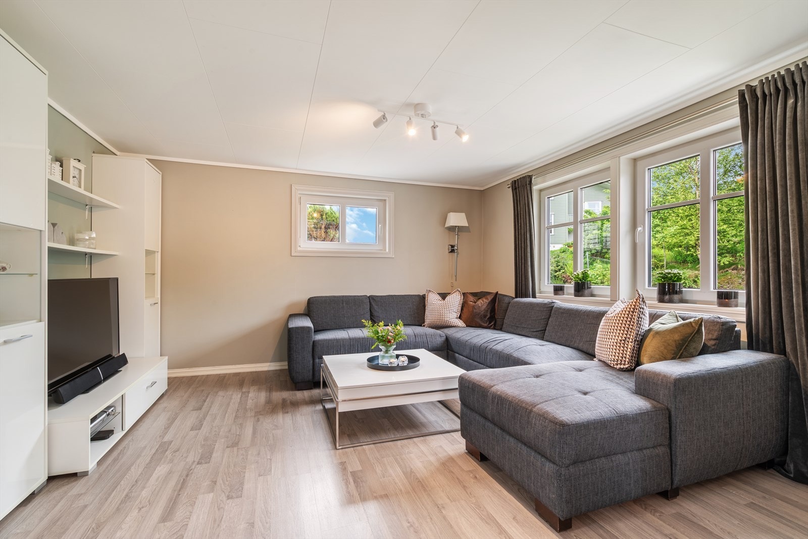 Koselig TV-krok med plass til hele familien. Galleribilde