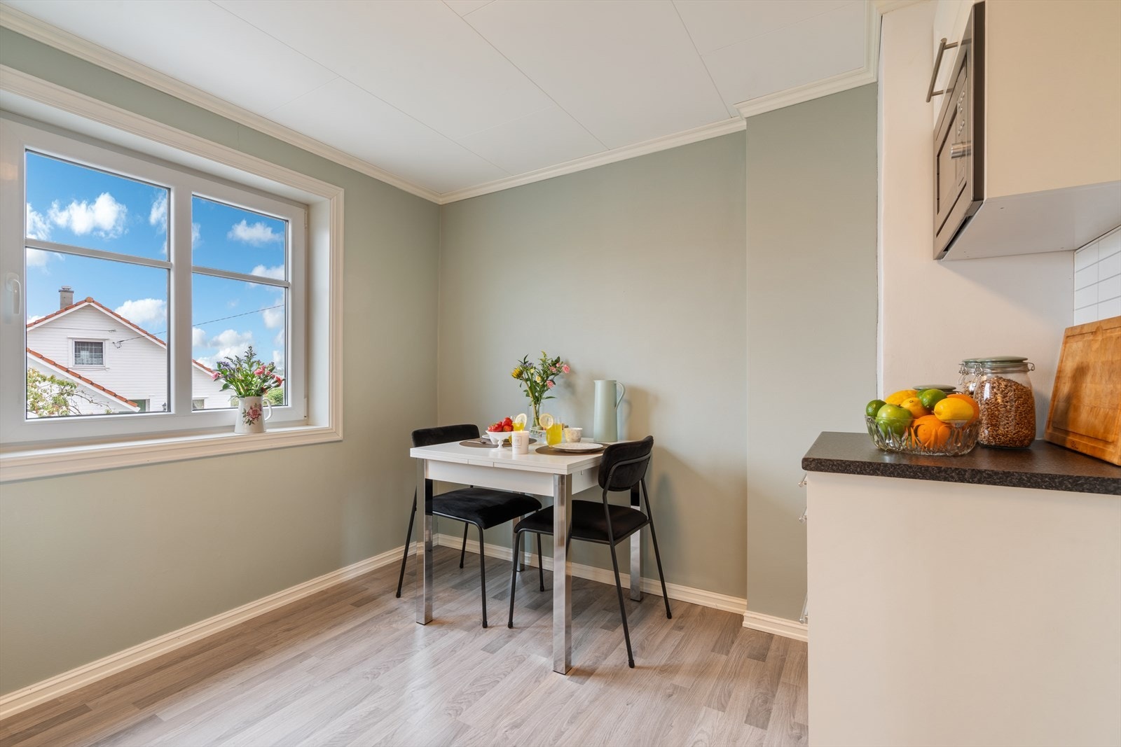 Plass til spisebord ved vinduet. Galleribilde
