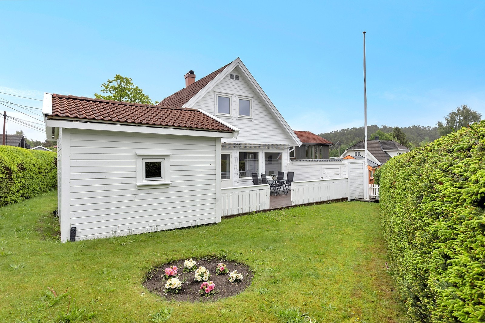 Plattingen og hagen er usjenert og solrik. Galleribilde