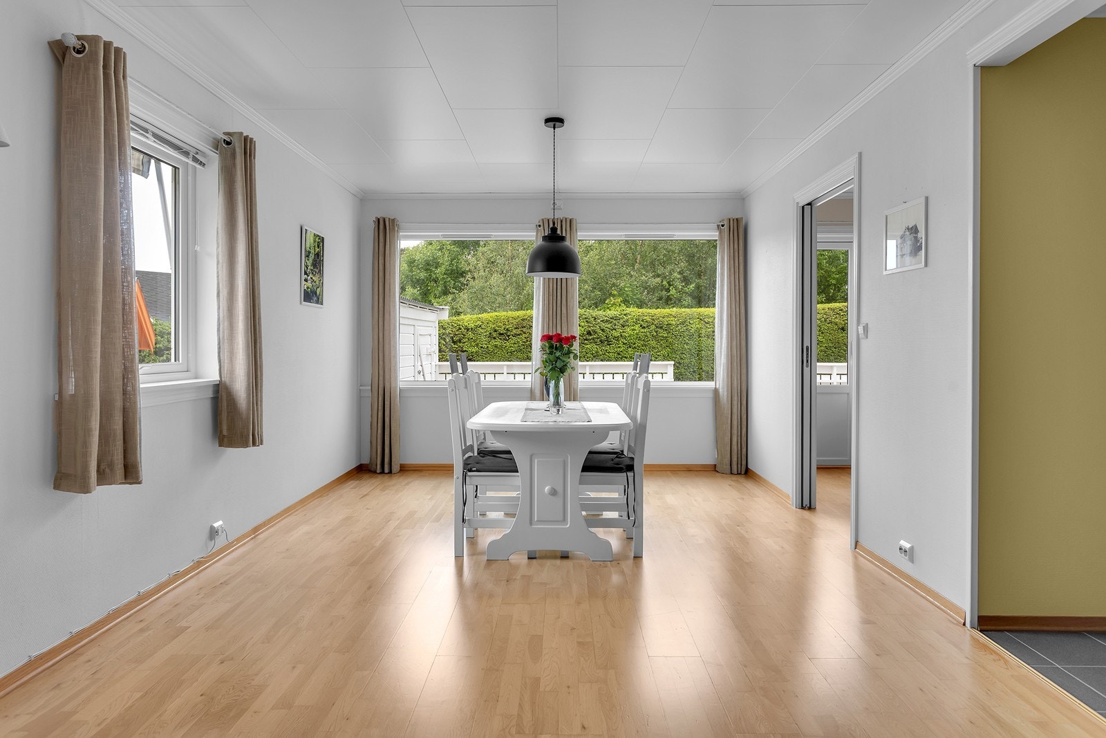 Romslig spisestue med store vindusflater som slipper inn godt med naturlig lys. Galleribilde