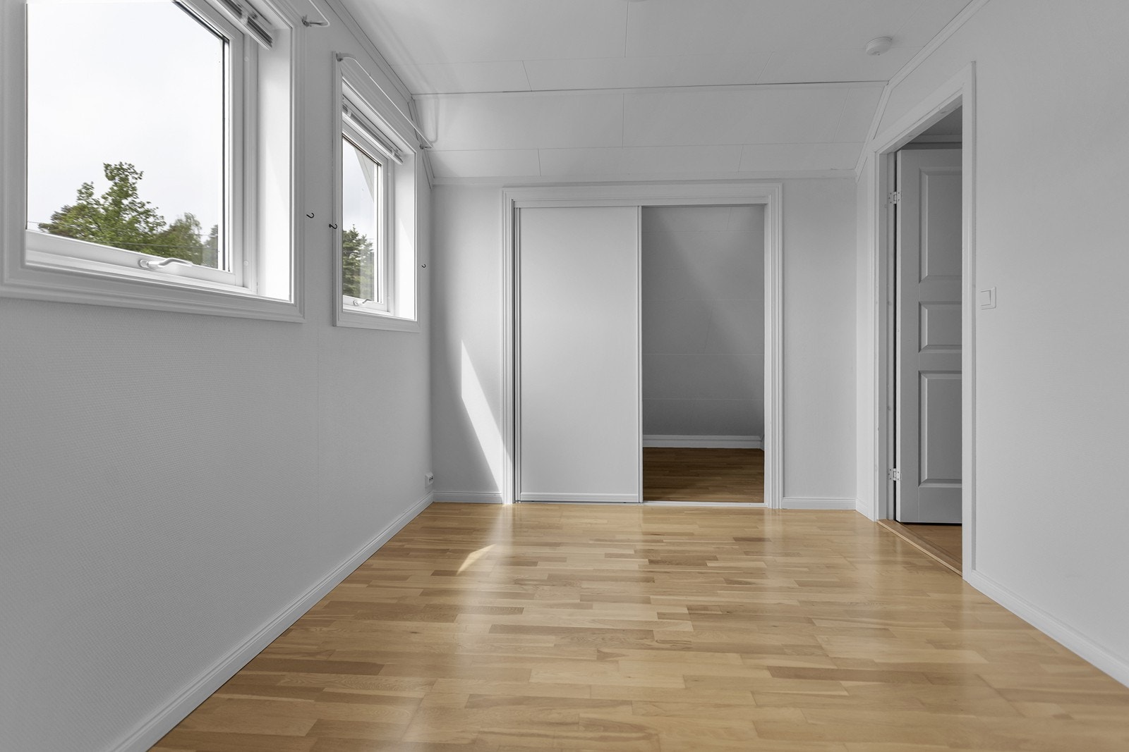Praktisk skyvedørsgarderobe Galleribilde