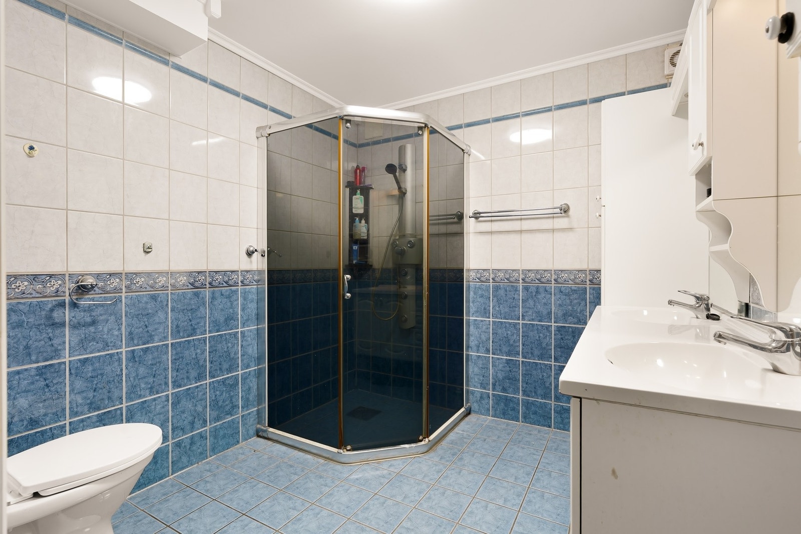 Eldre og flislagt bad med varmekabler. Badet har behov for oppgradering Galleribilde