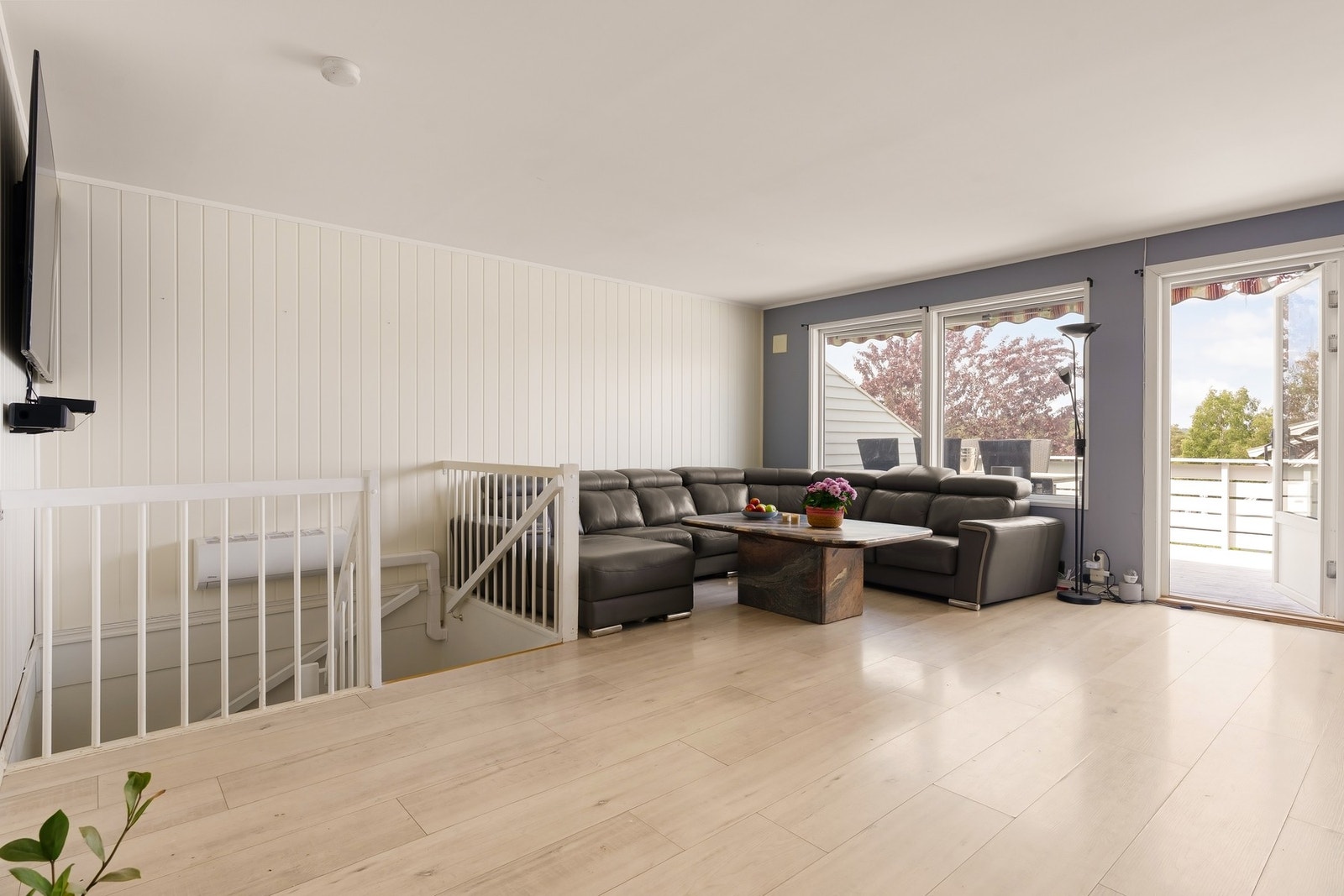 Lys og hyggelig stue med god plass til både sofa og spisebord Galleribilde