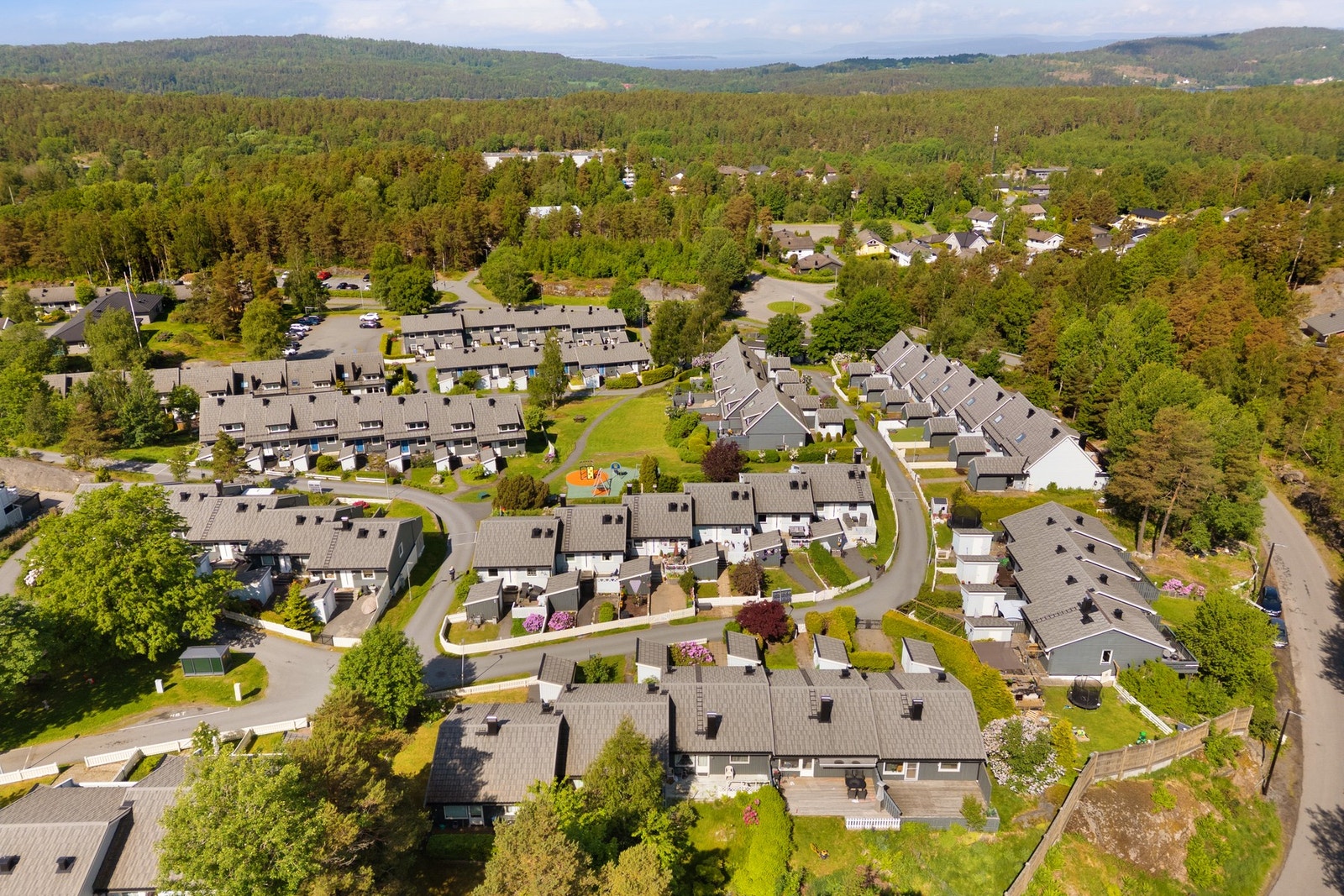 Omgivelsene på Skredderåsen fremstår barne- og familievennlige, med kort vei til barneskole og barnehage Galleribilde