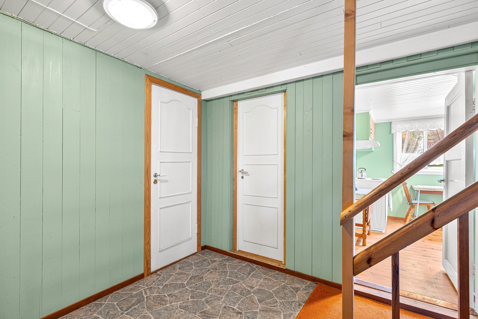 De innredede rommene i kjelleren har vegger kledd med plater og trepanel, samt himlinger utført i malt trepanel. Galleribilde