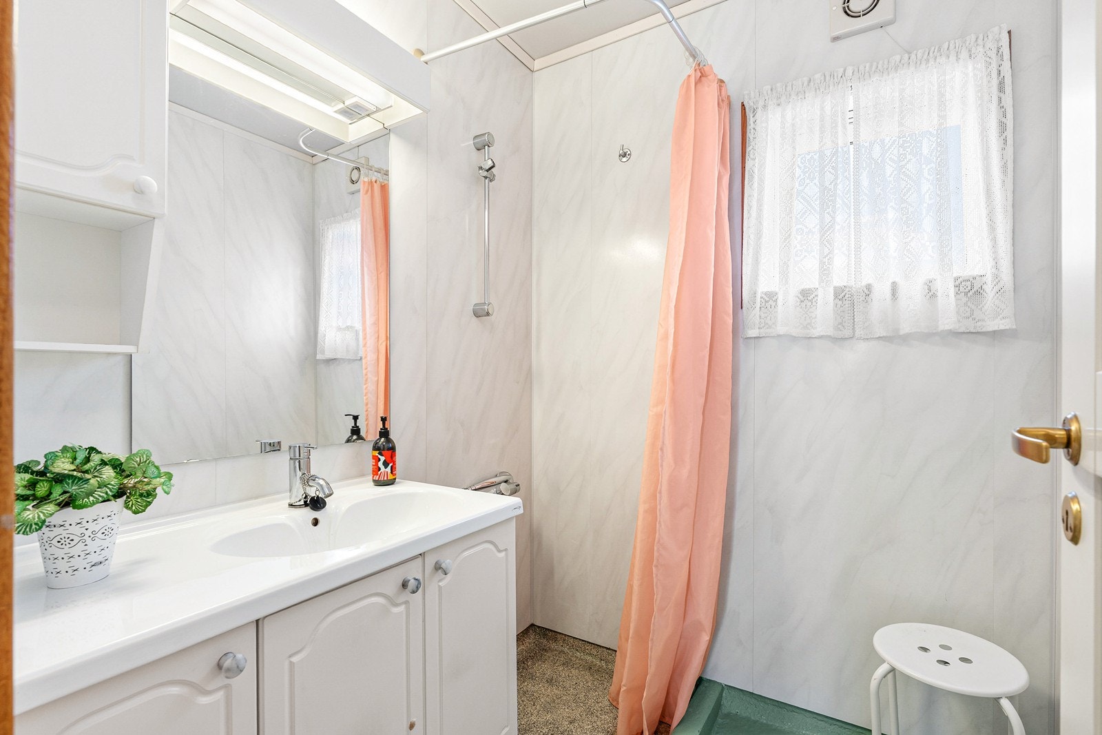 Badet har baderomsplater på vegger og malte plater i himling Galleribilde