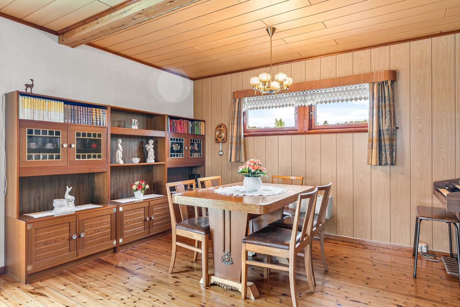 Det er tregulv, plater og tapet på veggene. Galleribilde