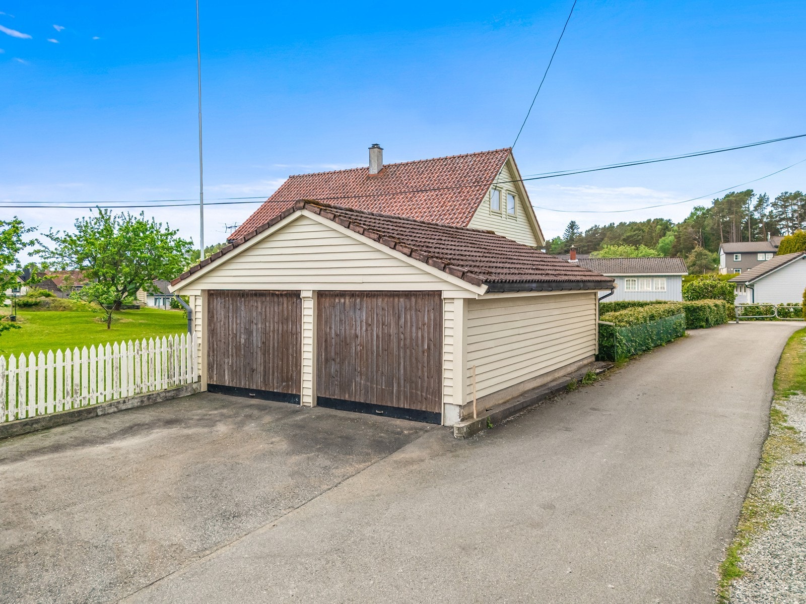 Den romslige dobbelgarasjen på 44 m² gir god plass til parkering av to biler, samt mulighet for ekstra lagringsplass. Galleribilde