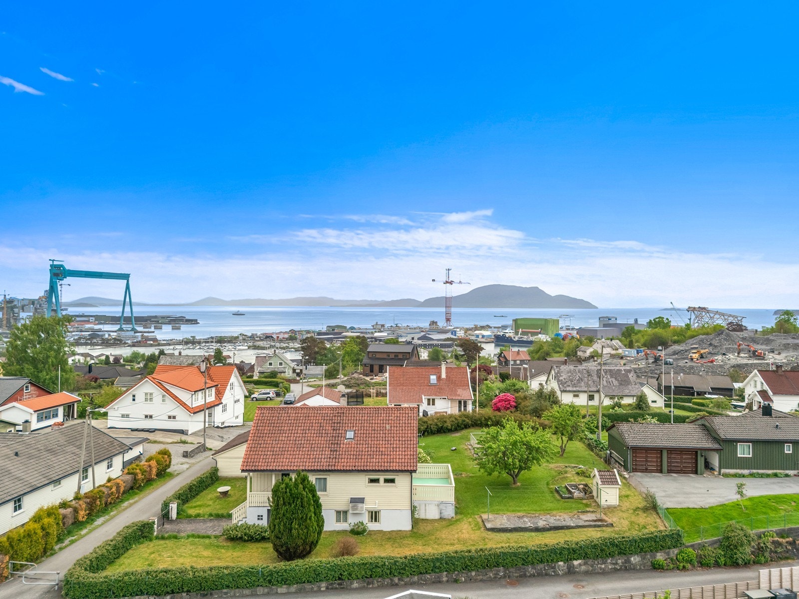 Eiendommen ligger i en blindvei i et populært og barnevennlig boligområde med lite biltrafikk. Galleribilde