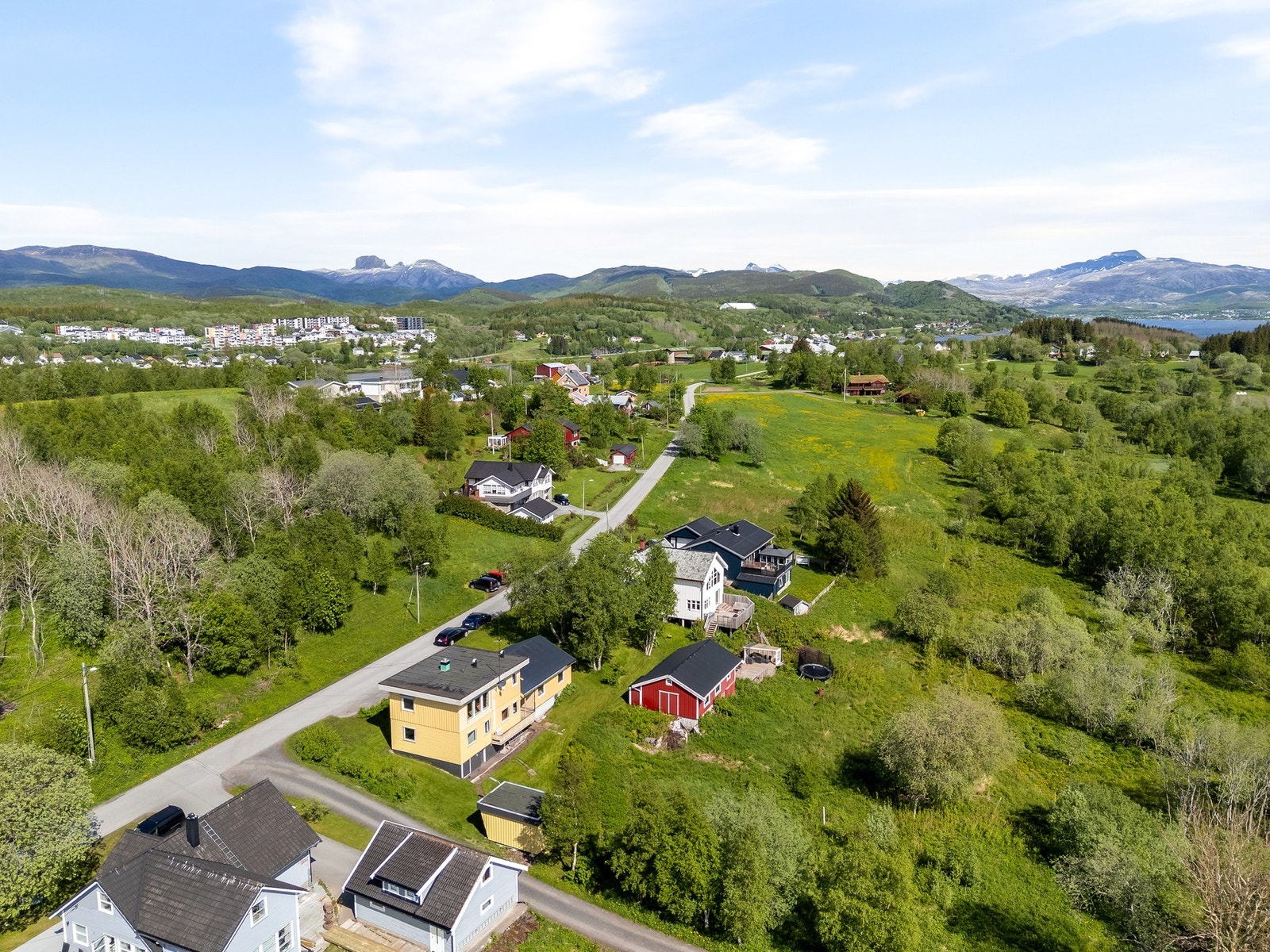 Stille og rolig boområde, med flotte turmuligheter rett utenfor døra Galleribilde