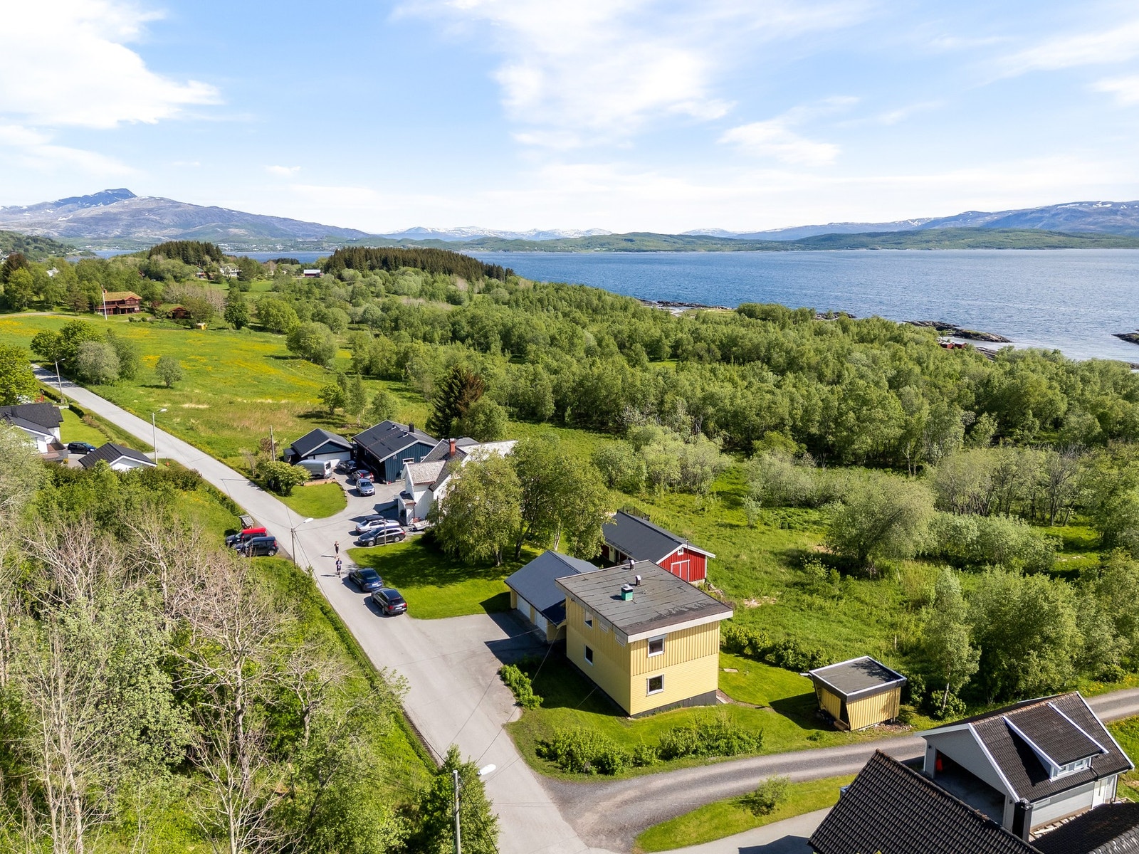 Stille og rolig boområde, med flotte turmuligheter rett utenfor døra Galleribilde