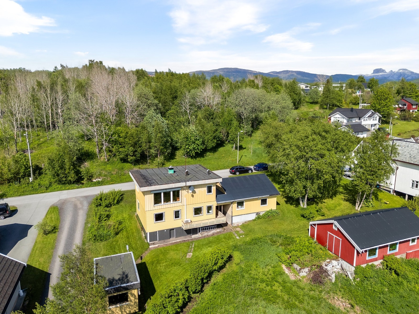 Boligen ligger idyllisk til på attraktive Fenes Galleribilde