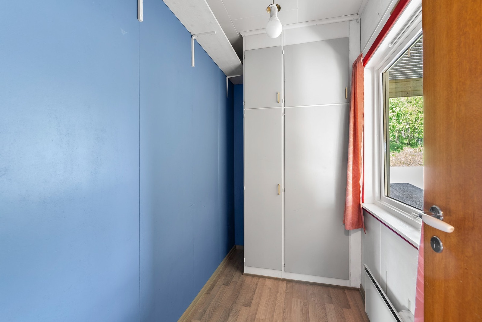 Bod/garderoberom med adkomst fra entré Galleribilde