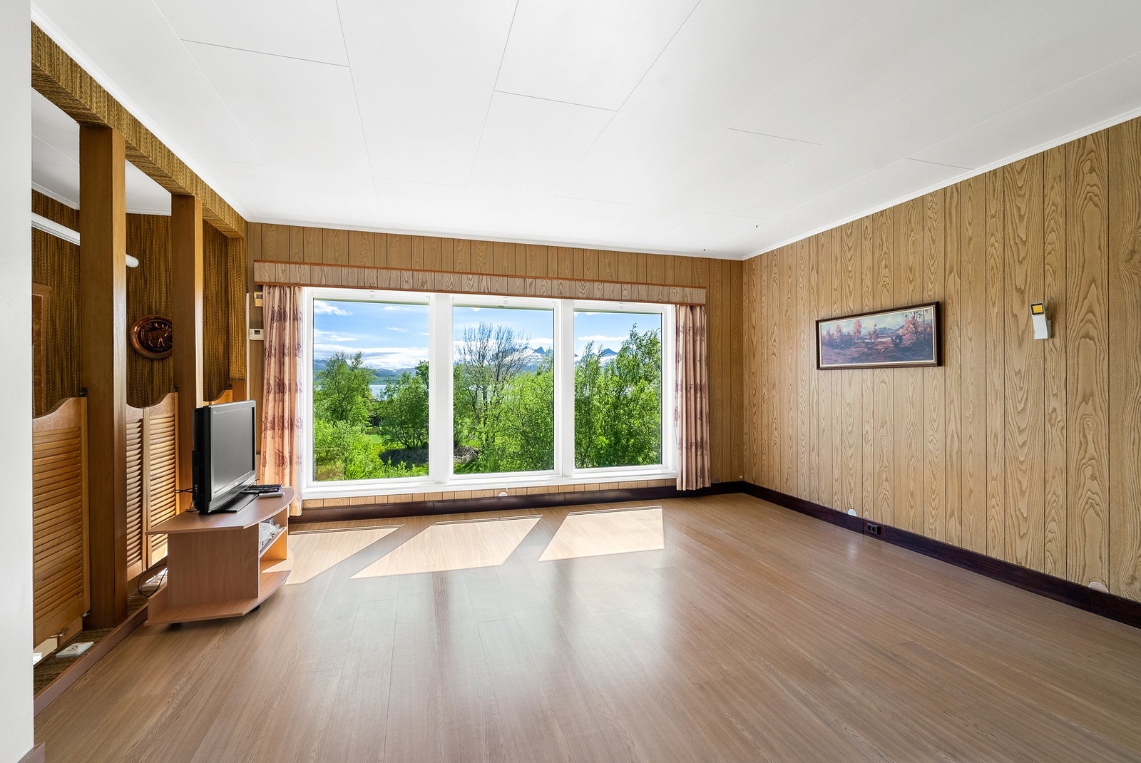 Store vindusflater slipper inn godt med naturlig lys i etasjen Galleribilde