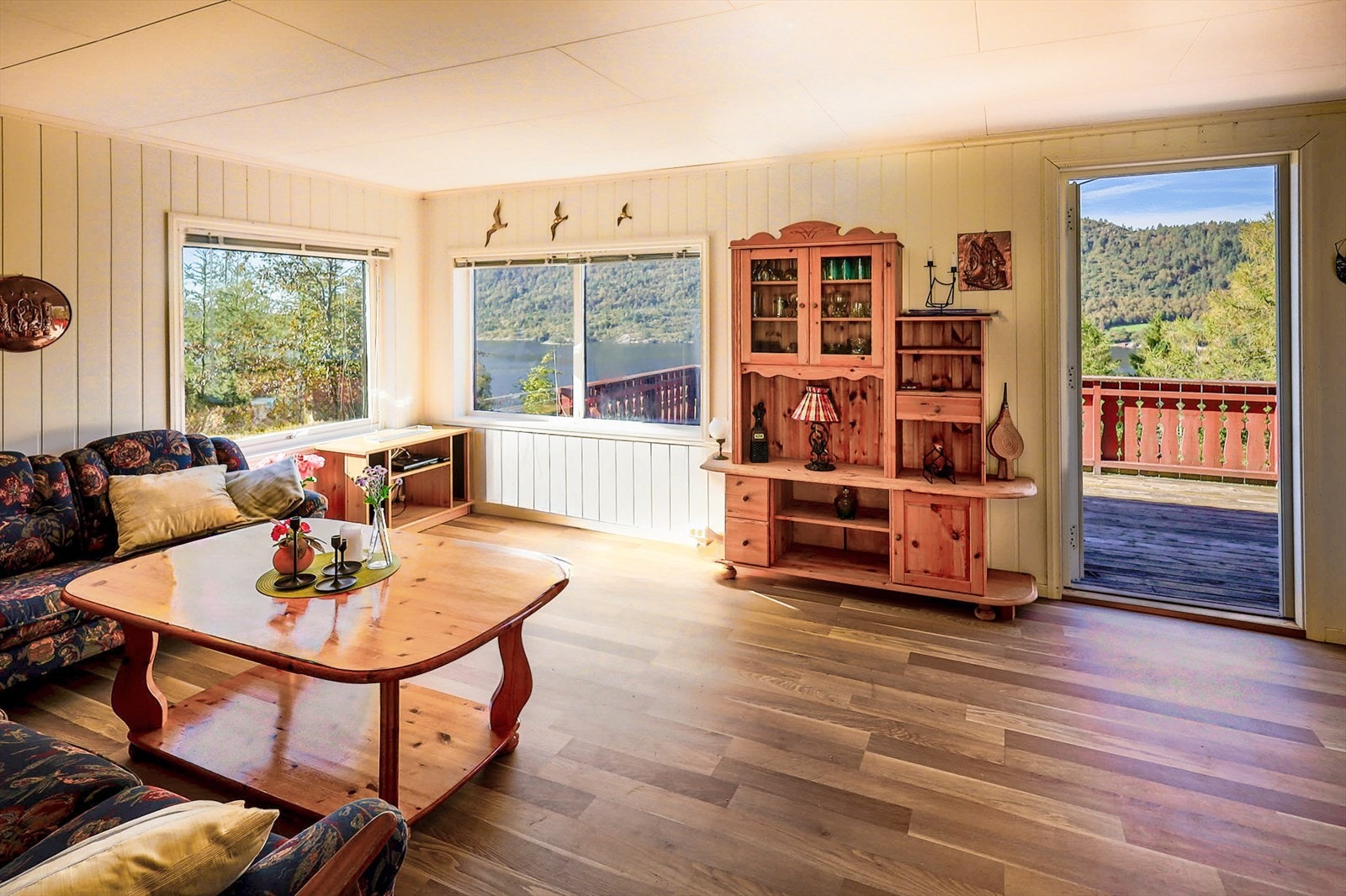 I stuen er det plass til både spise- og sittegruppe. Galleribilde