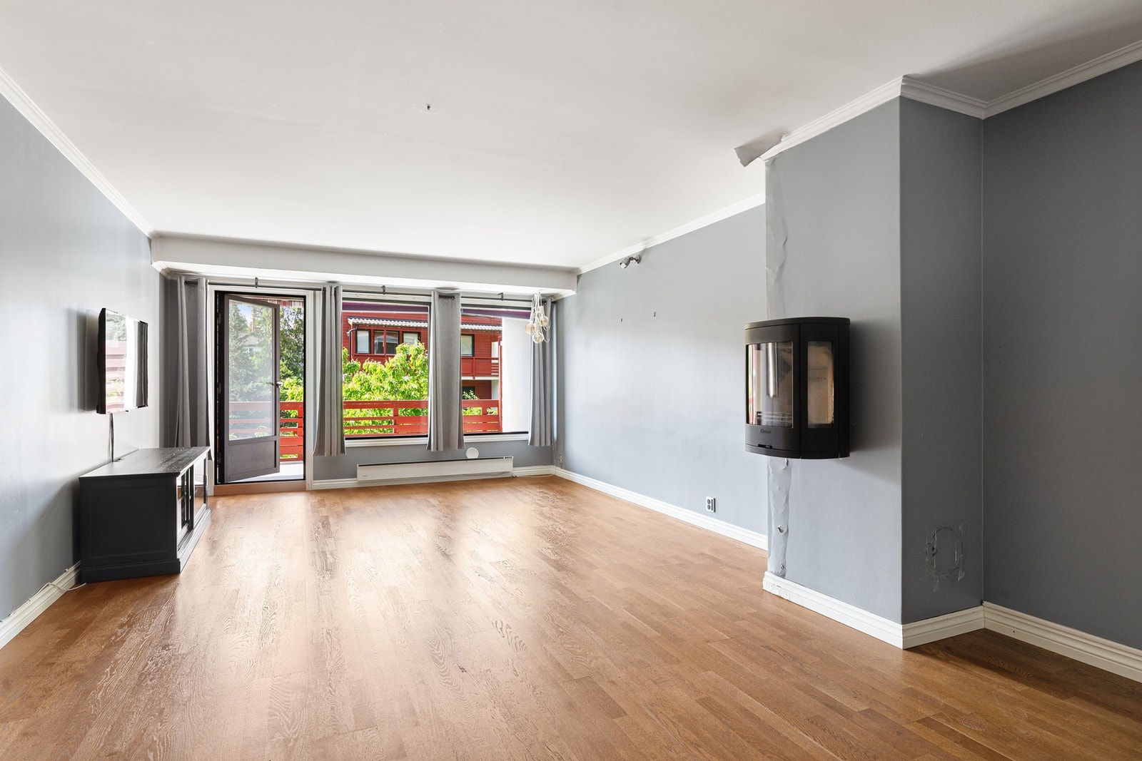 Lys og innbydende stue med generøse oppholdsarealer og god plass til både sittegruppe og spisebord. Peisovn er etablert i rommet. Galleribilde