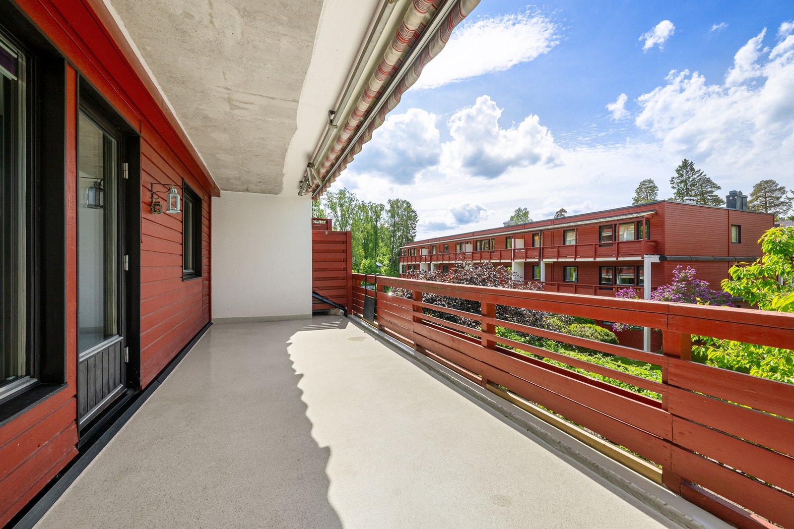 Fra stuen er det utgang til en romslig og solrik terrasse på ca. 19 kvm. Galleribilde