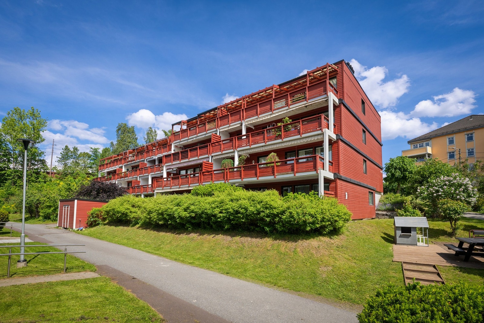 Hyggelig fasade. Sameiet eier gjesteparkering på både øvre og nedre side av boligen, totalt ca 20 plasser. Galleribilde