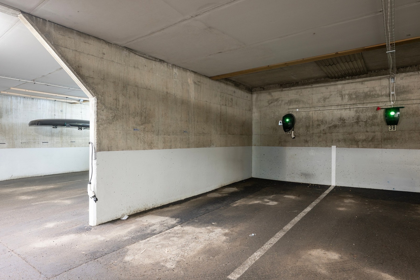 Leiligheten disponerer garasjeplass nr. 30 i felles garasjeanlegg, med elbil-lader. Galleribilde