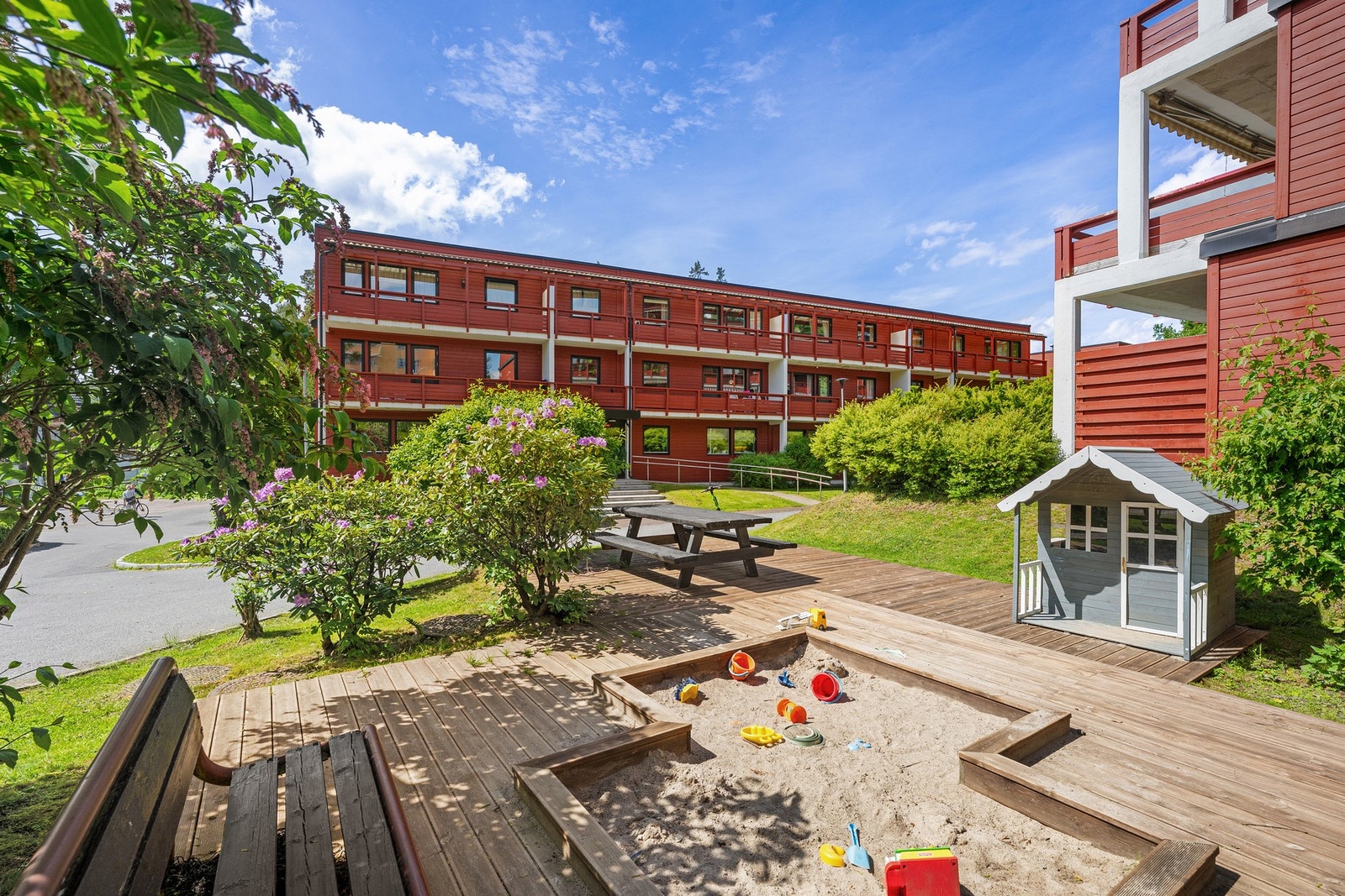 Sameiet har svært hyggelige fellesområder med b.la. lekeplass for de små. Galleribilde