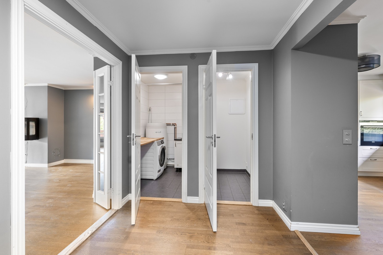 Det er adkomst til vaskerom og innvendig bod fra entré. Galleribilde