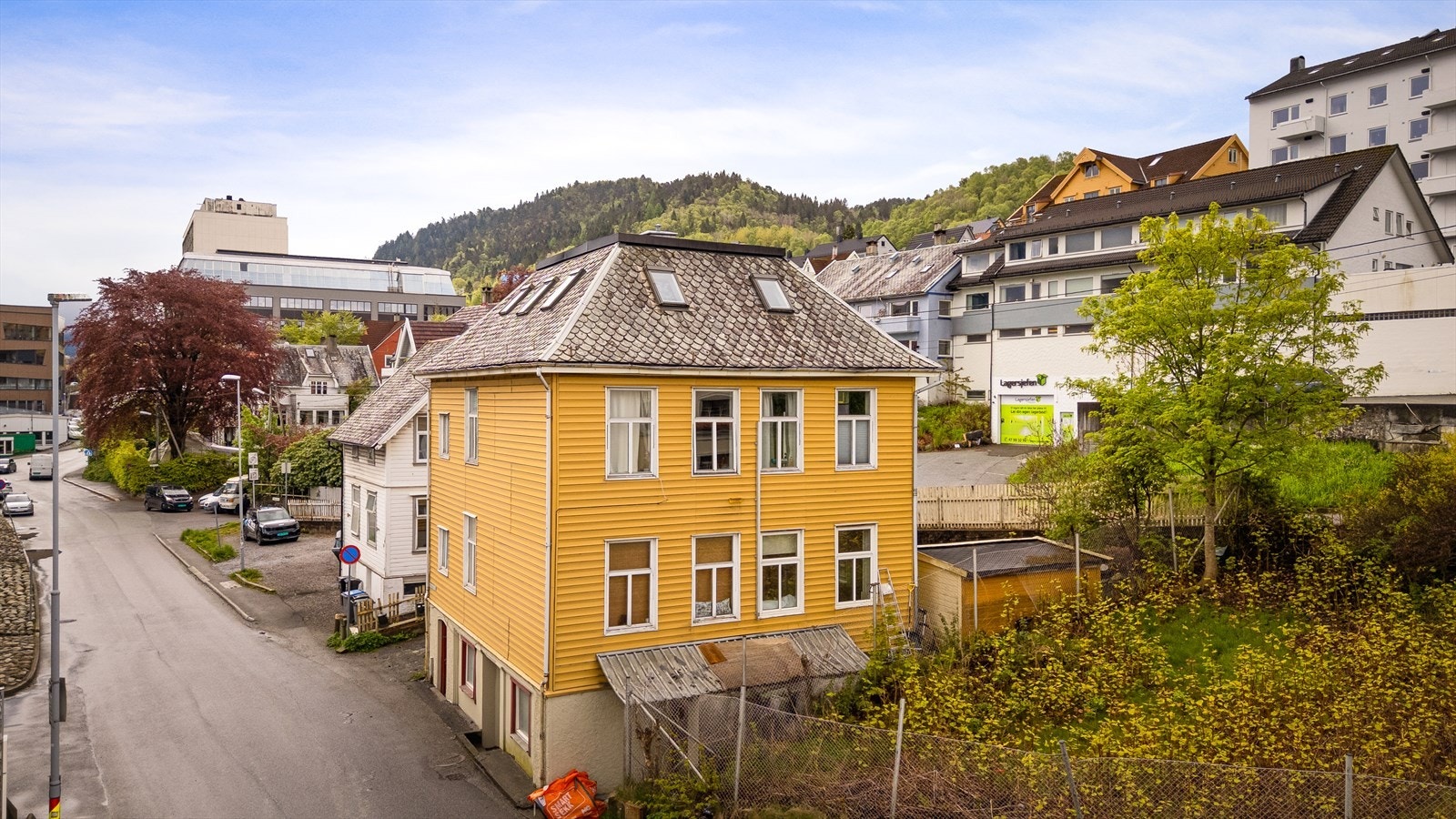 Damsgårdsveien 148 - Like over veien er treningssenter og litt lenger borti gaten er en Extra-butikk. Til Laksevåg Senter tar det ca. 5 min på hjul. Galleribilde