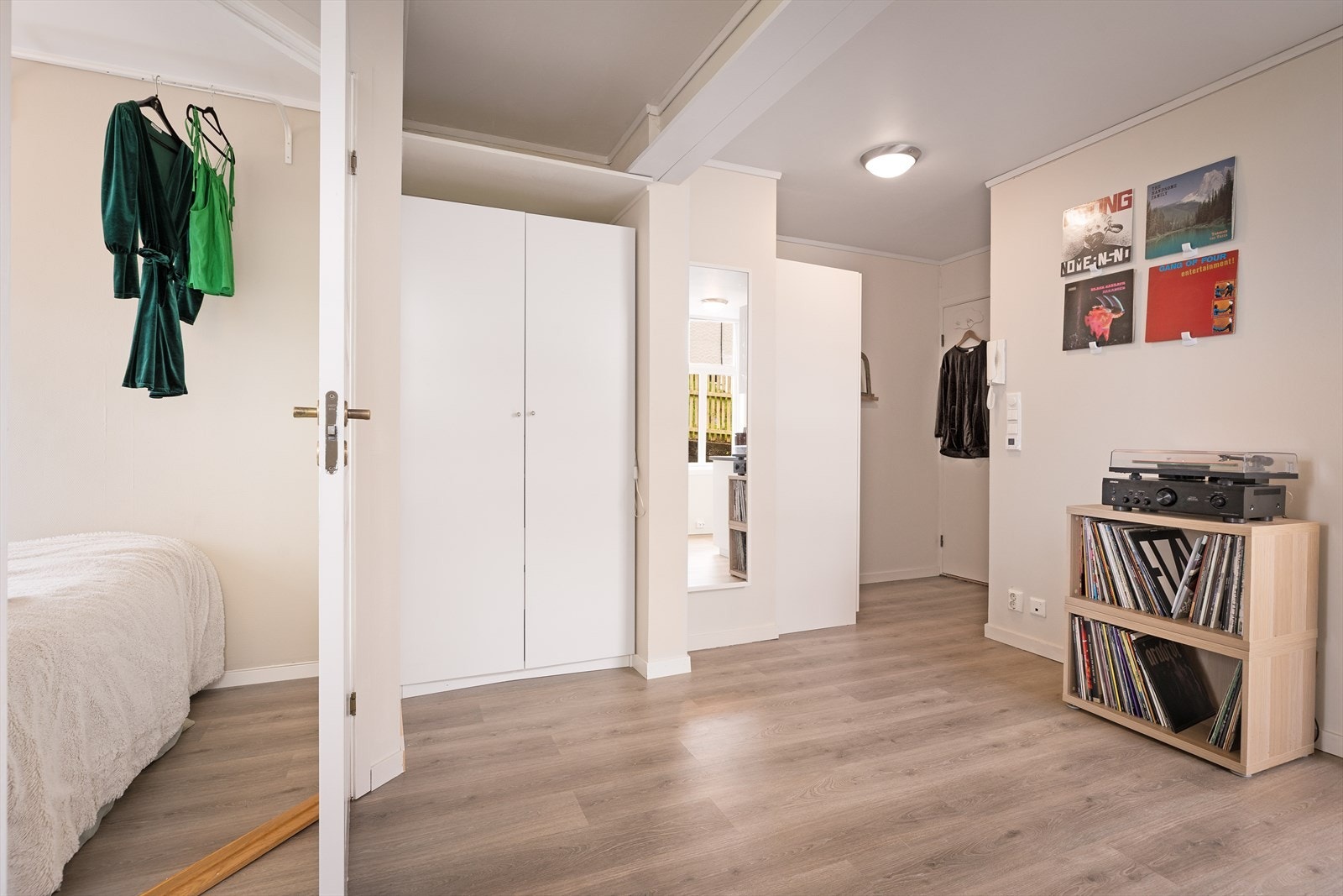 Det er garderobeskap i stuen og i entrèen Galleribilde