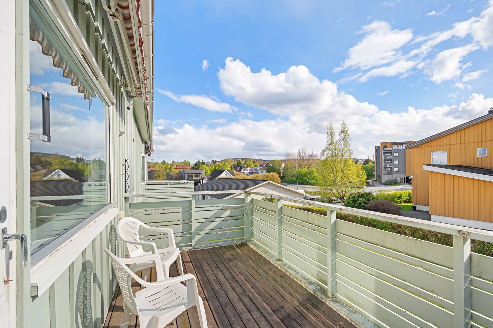 Sør-/vestvendt balkong med fantastiske solforhold. Galleribilde