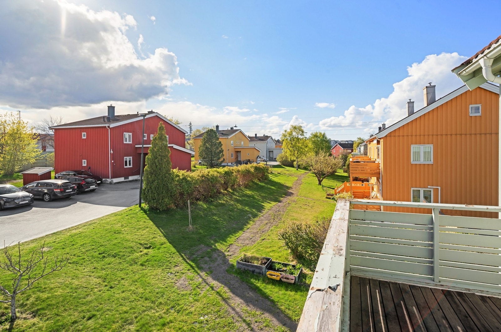 Balkongen vender ut mot grønne og rolige omgivelser i et veletablert nabolag. Galleribilde