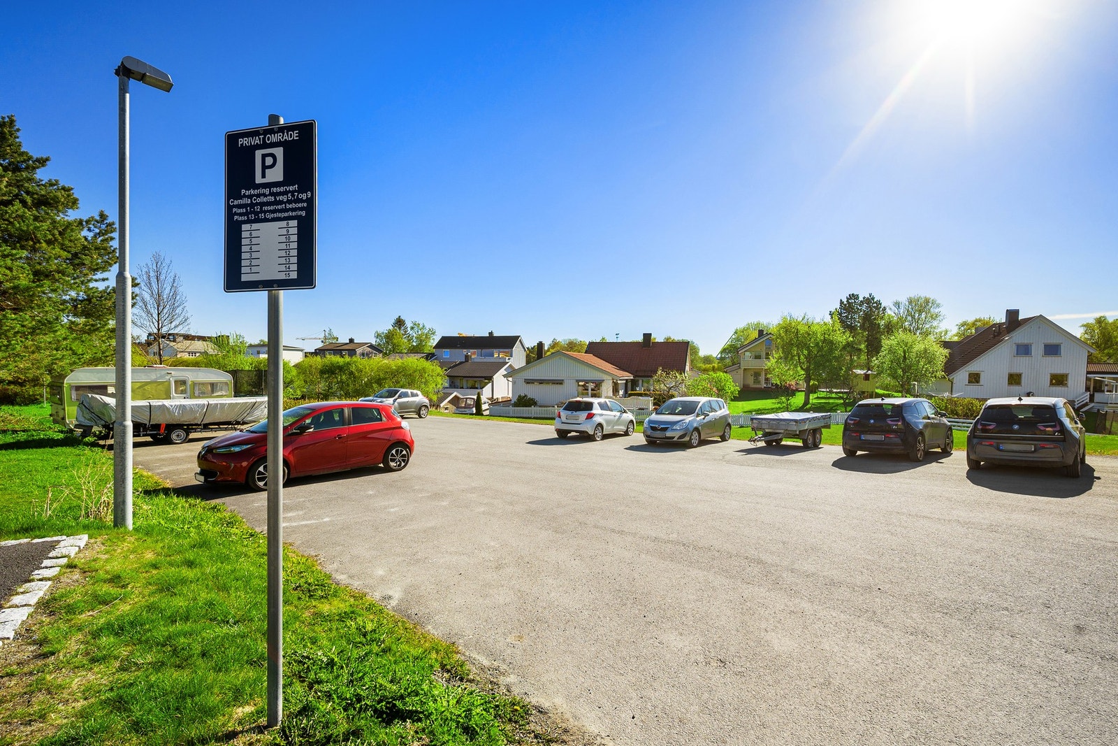 Det er 1 parkeringsplass per enhet på felles oppstillingsplass. Galleribilde