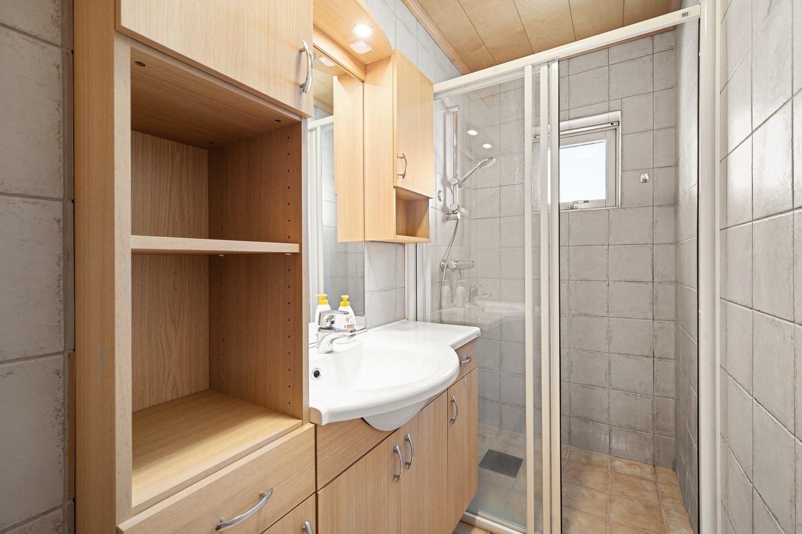 Flislagt bad på 2,7m². Galleribilde